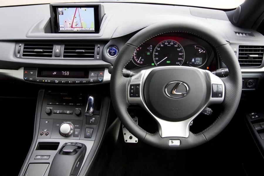  Lexus CT200h F-Sport 2010 года  (фото 2 из 8)